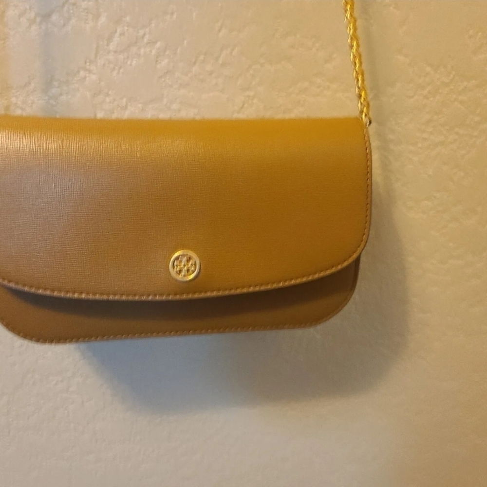 TORY BURCH Women’s Robinson Saffiano Leather Chain Wallet In Beeswax